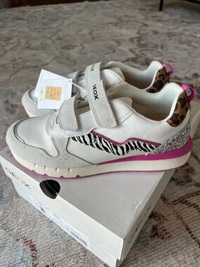 *Brand New* sz 5 Geox Girls' White & Pink Zebra Accent Sneakers